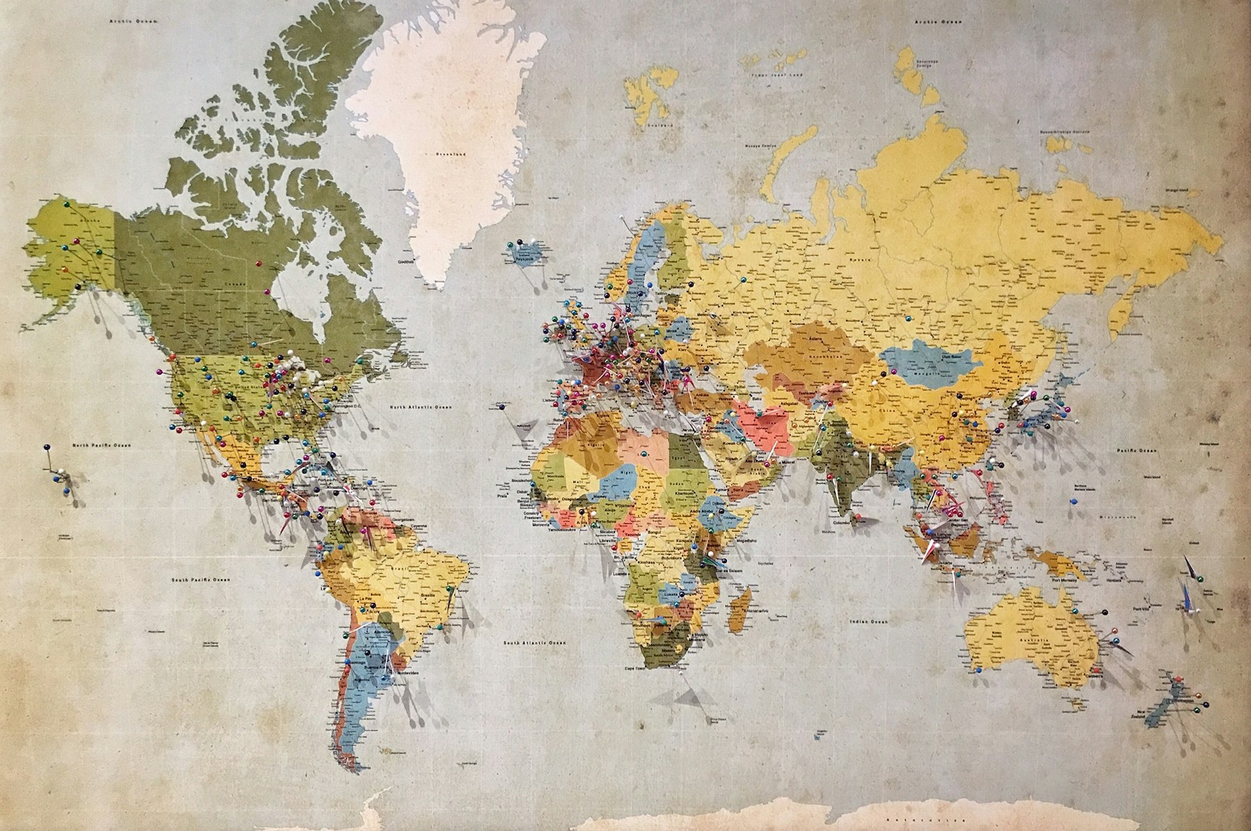 Mapa-múndi com alfinetes marcando dezenas de cidades