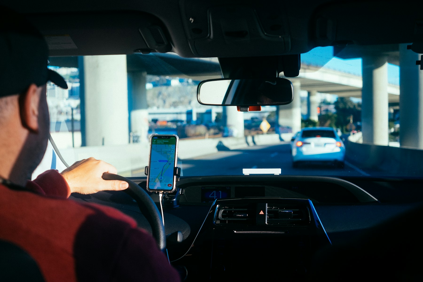 Motorista dirigindo com navegação GPS no painel do veículo